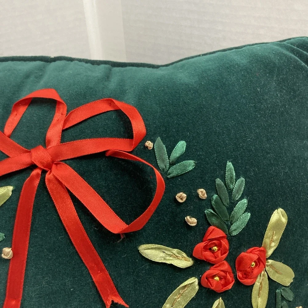 Vtg Velvet Green Embroidery & Ribbon Flowers‎ Christmas Wreath Pillow 15